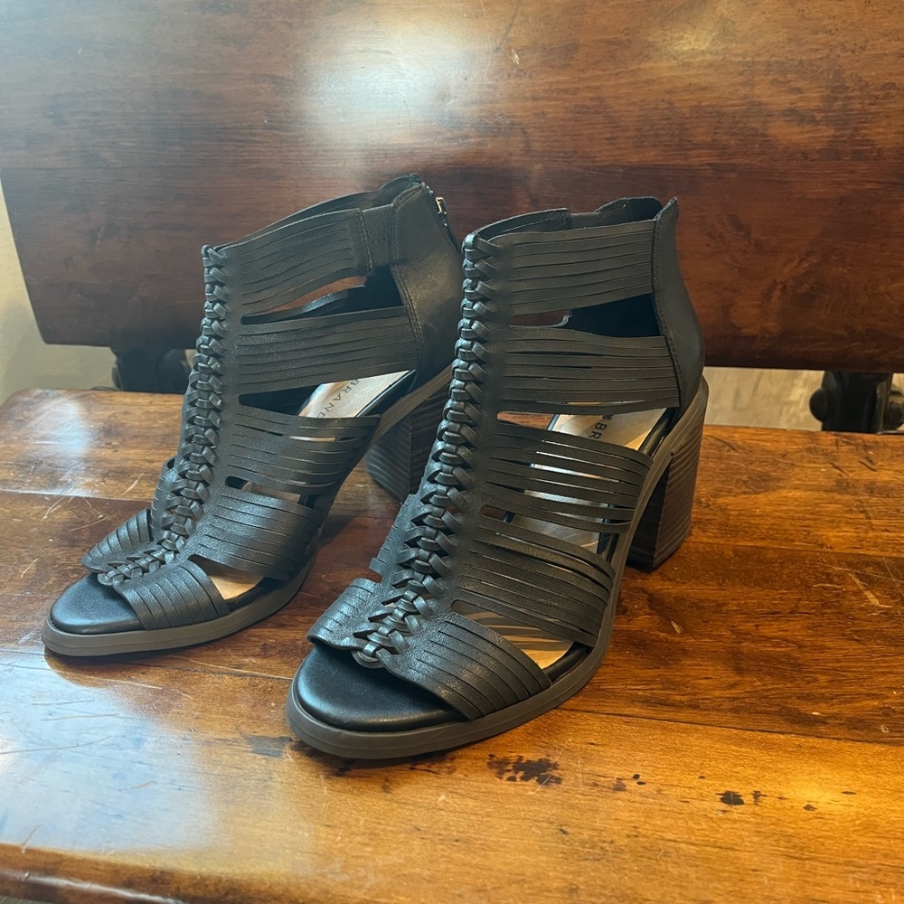New Lucky Brand Darvie Black Leather Strappy Sandal Heel Open Toe - Sise 8.5